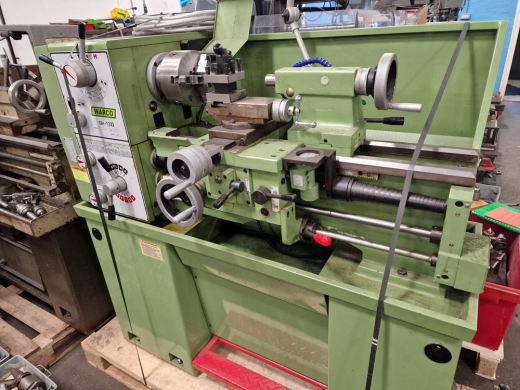 WARCO GH1322 LATHE 330 x 500mm Capacity : 38mm Spindle Bore : 8 Speeds 70 - 2000 rpm : 3 & 4 Jaw Chu