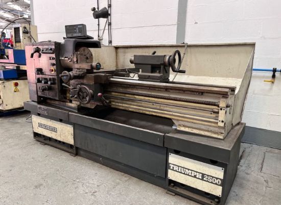 Drehlänge 1,250 mm 
turning diameter over bed 400 mm 
turning diameter over slide 246 mm 
spindle