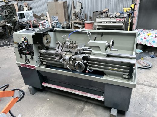 Colchester Triumph 2000 x 50” straight bed imp. (Ex-Gov ).
C/w 3&4 jaw chucks, new two axis dro,Q’c