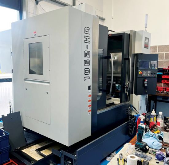 12,000RPM chilled BT40 spindle with thru coolant, 
4th axis, 
swarf conveyor. 
Immaculate! 
YOM 
