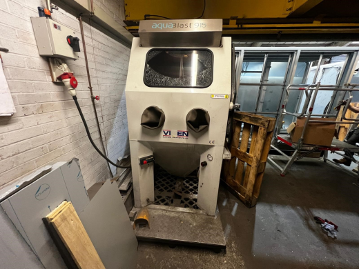 Cabinet dimensions 915 x 720 x 873mm high, blast nozzle, footpedal nozzle actuation, light, water he