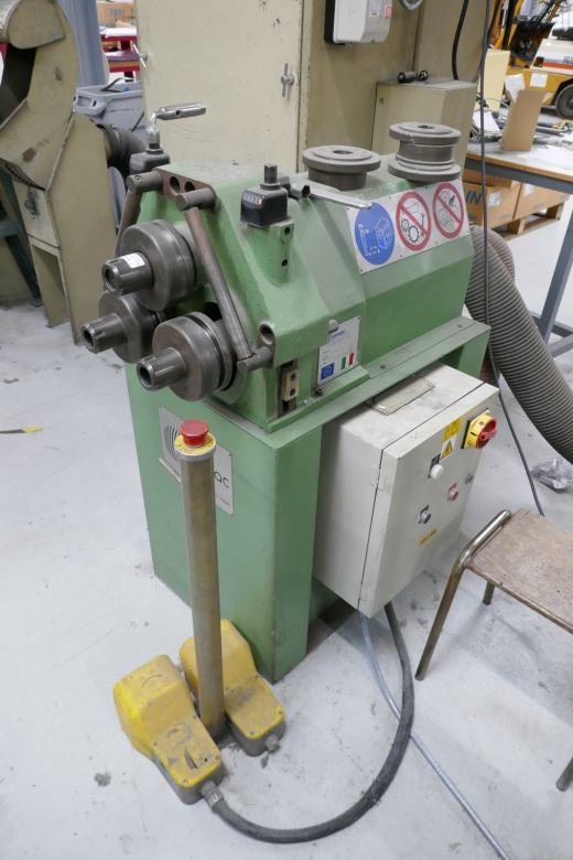 Shaft dia 35mm, rolls dia 135mm, motor 1.5kw, weight 350kg, independent adjustment of lower shafts w