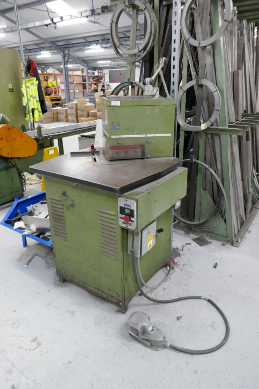 Length 200mm, capacity 6mm, motor 4kw, weight 450kg, wandering footpedal, angle guide, scale in tabl