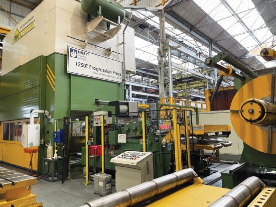 4,500mm x 2,000mm bed, 
5-35spm. 
Year 2016