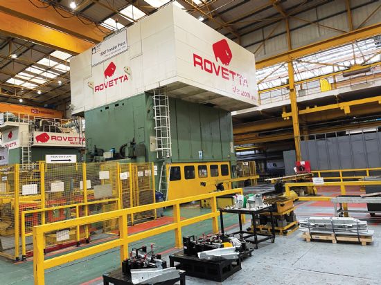 4,700mm x 2,400mm, 
two moving bolsters. 
Year 1999