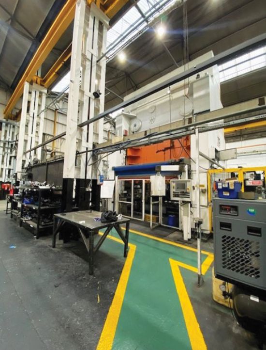 3,600mm x 1,800mm bed, 
10-15spm. 
Year 1995