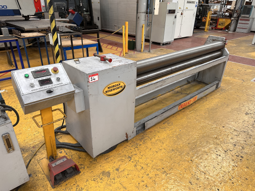 Length 2600mm, capacity 3.5mm, roll dia 160mm, motor 2.2kw, top roll slip, safety STOP kick plates, 