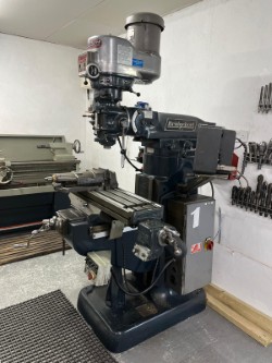 VARIABLE SPEED HEAD.

R8 TAPER.

42` x 9` TABLE. TABLE GUARDS.

POWER FEEDS AND RAPIDS LONGITU