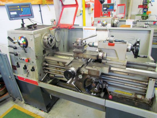 Ex training centre. 
C/w 3- & 4-jaw chucks, 
2-axis DRO, 
4-way indexing toolpost, 
rotating cen