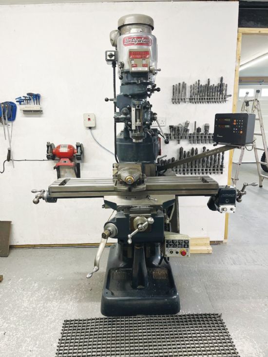 Variable speed head, 
R8 taper, 
42in x 9in table, 
power feeds and rapids longitudinal, 
chrome