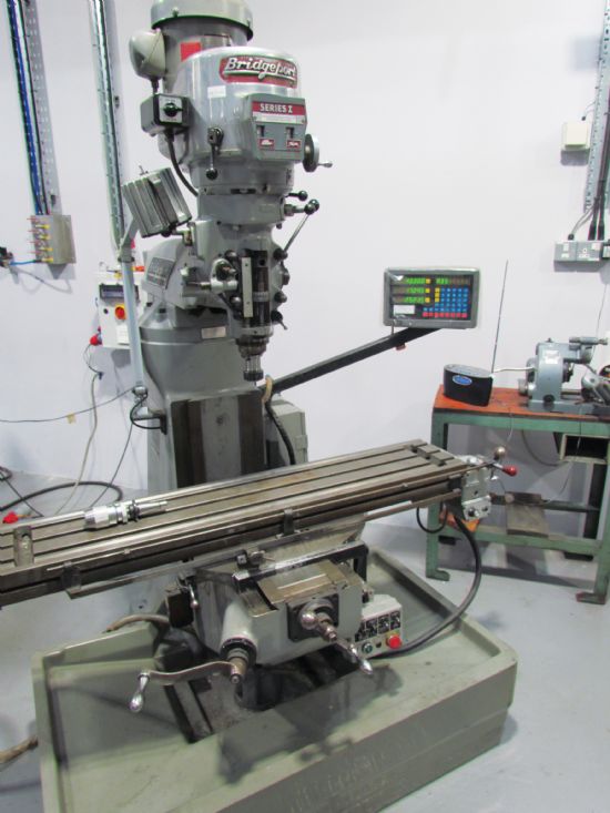 Varispeed, 
30 Int spindle, 
tooling package, 
3-axis DRO. 
Year 1981