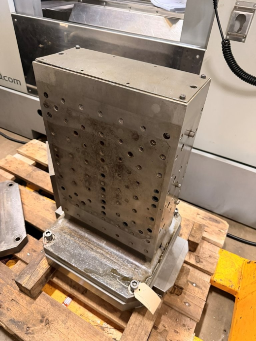 Used Tombstone for CNC Horizontal Machining Centres. Suitable for pallets of 400mm. Cast Iron, Base 