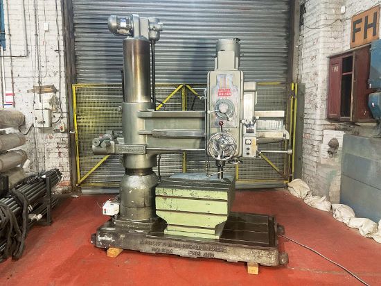 4MT spindle, 
speeds 25-1,530rpm. 
C/w box table, 
coolant & 
safety brake