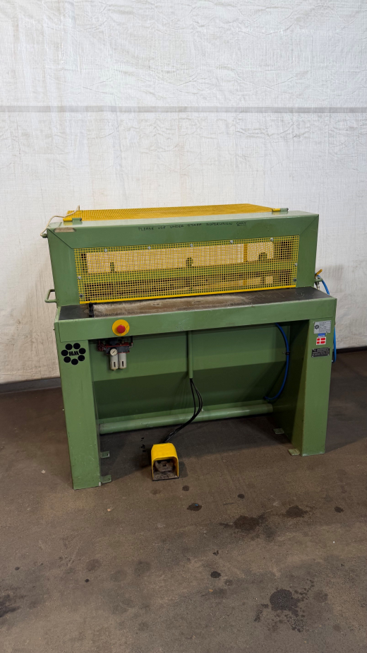 Length 1030mm, capacity 1.5mm, rear guard, side squaring strip, pneumatic footpedal / operation
