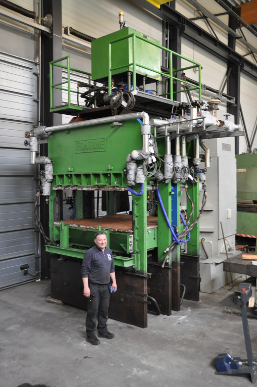 6 column press with 4 hydraulic pistons up stroke
diameter of piston: 450 mm
stroke: 550 mm
2000 